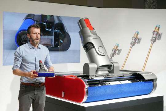 찰리 파크 다이슨 무선청소기사업부 R&D 총괄부사장이 21일 인터콘티넨탈 서울 코엑스에서 열린 신제품 출시행사에서 '다이슨 V12s 디텍트 슬림 서브마린 무선 물 청소기'의 서브마린 물 청소 헤드를 설명하고 있다. 다이슨 제공